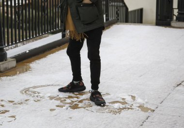 Kardaki ayak izleri, kış mevsimi, buz ve tehlike