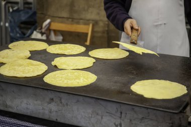 El ile talo yapan kadınlar, mısır kekleri, zanaatkar yiyecekler.