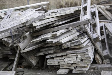 Geri dönüşüm, çevre ve inşaat için fabrikaya istiflenmiş tahta tahtalar.