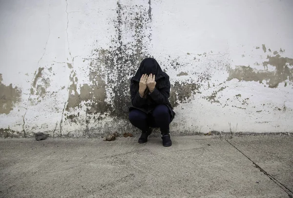 Person Camouflaged Wall Violence Juvenile Delinquency — Stock Photo, Image
