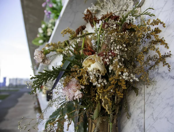 Sušené Květiny Hřbitovních Výklencích Katolická Smrt Symbol — Stock fotografie