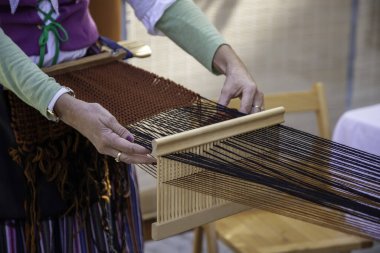 Spinner yün, zanaatkar üretim ve sanayide çalışıyor.