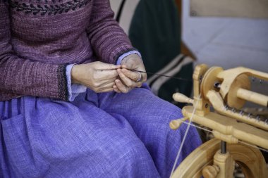 Spinner yün, zanaatkar üretim ve sanayide çalışıyor.