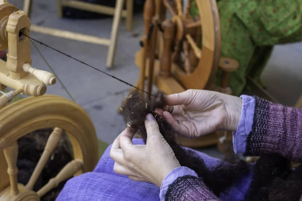 Spinner Trabajando Costura Con Lana Producción Artesanal Industria — Foto de Stock