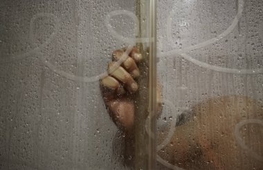 Duş perdesinde el yıkama ve duş alma, dezenfeksiyon.