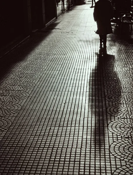 Тень Пожилой Женщины Улице Города Гуляющей — стоковое фото