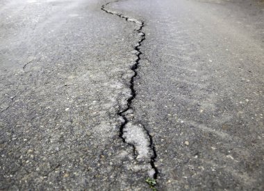 Kırık sokak tabanı, inşaat ve mimari, yol bozulması