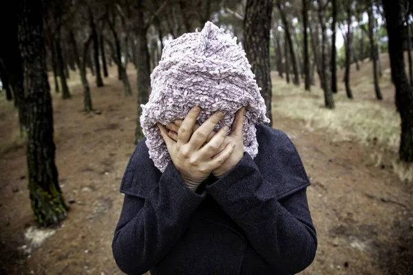 Kvinna Med Rädd Täckt Ansikte Skogen Anonym Och Rädsla — Stockfoto