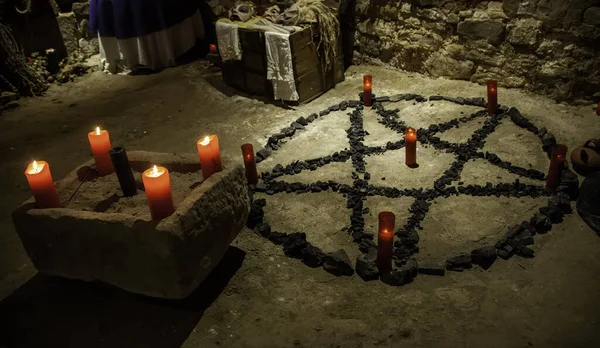 悪魔の儀式 魔術の詳細 オカルトと宗派のための祭壇 — ストック写真