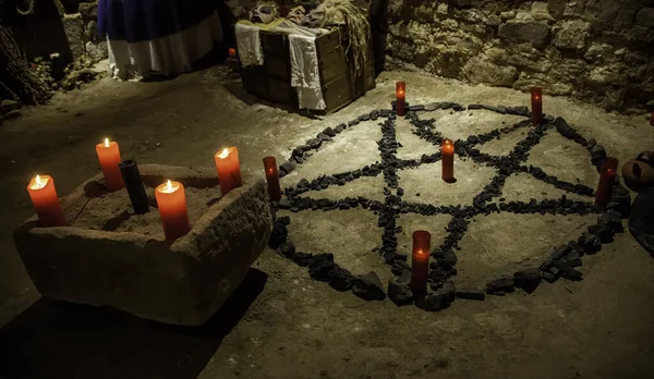 Satanist ayinler için sunak, cadılık ayrıntıları, okültizm ve tarikat