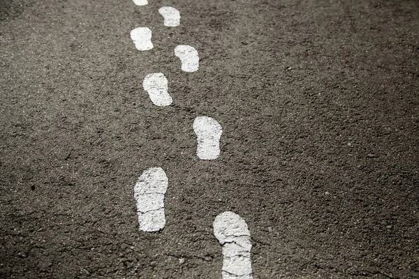 都市部の通り 横断歩道 ハイキングに描かれた足のプリント — ストック写真