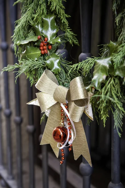 パーティー イベントでの装飾的なクリスマスの花輪 — ストック写真