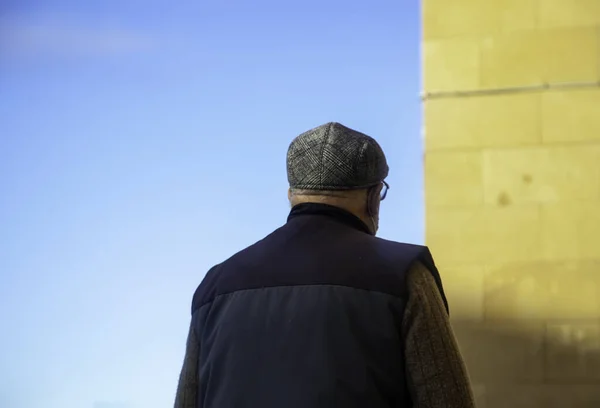 Gamle Man Med Ryggen Vänd Gatan Aktiv Pensionär Äldre Herrar — Stockfoto