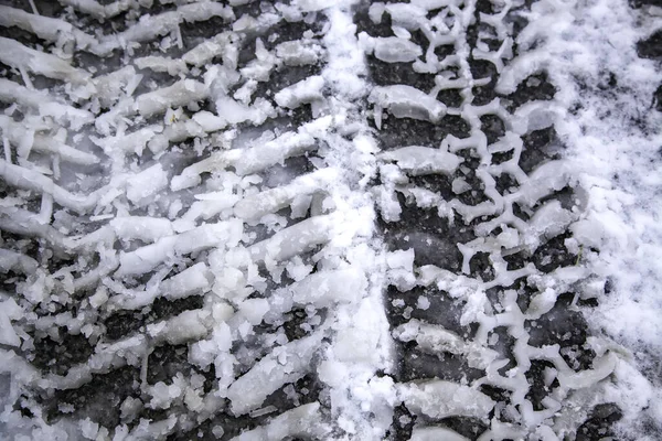 多雪的道路 自然和车辆上的车轮标志 危险的交通 — 图库照片