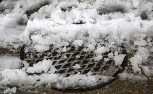 Esgoto Com Neve Rua Urbana Drenagem Inverno — Fotografia de Stock