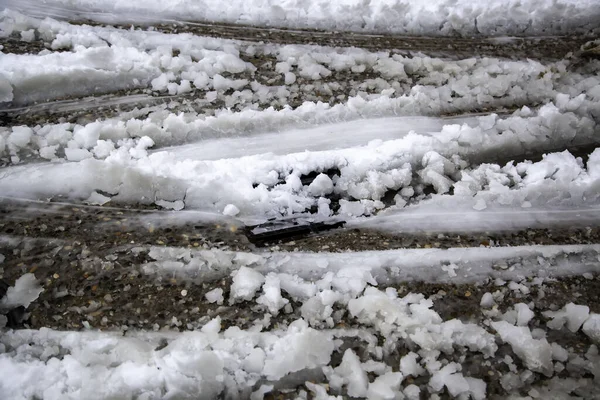 市街地 冬の雪と下水道 — ストック写真