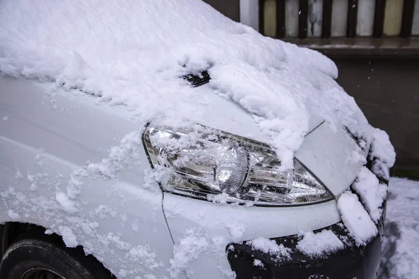 Samochód Zamarzniętym Śniegiem Transportem Pojazdem Niebezpieczeństwo Drogowe — Zdjęcie stockowe