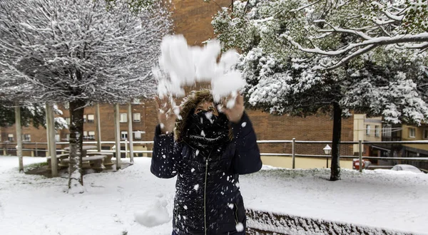 Karda Kapüşonlu Kadın Doğal Manzara Kış Soğuk — Stok fotoğraf