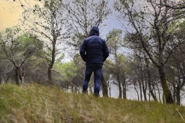 Şapkası ve maskesi, depresyonu ve yalnızlığı olan dalgın bir adam.