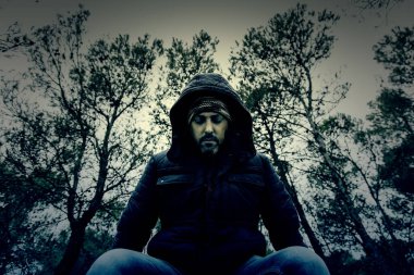 Şapkası ve maskesi, depresyonu ve yalnızlığı olan dalgın bir adam.