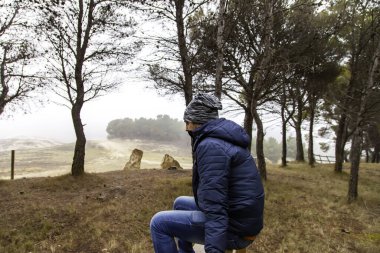 Şapkası ve maskesi, depresyonu ve yalnızlığı olan dalgın bir adam.