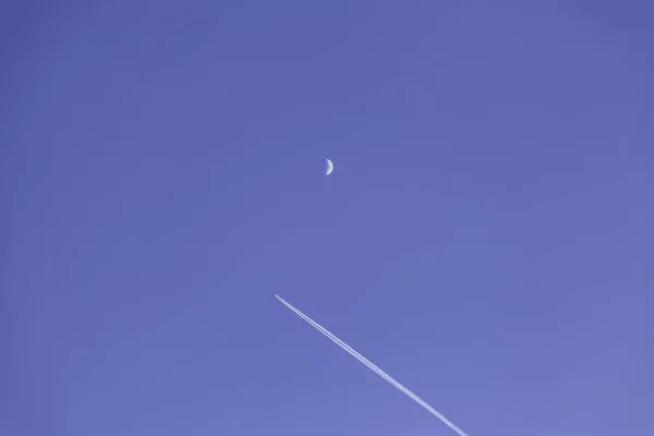 Avião Contrail Céu Com Lua Paisagem Viagens Turismo — Fotografia de Stock