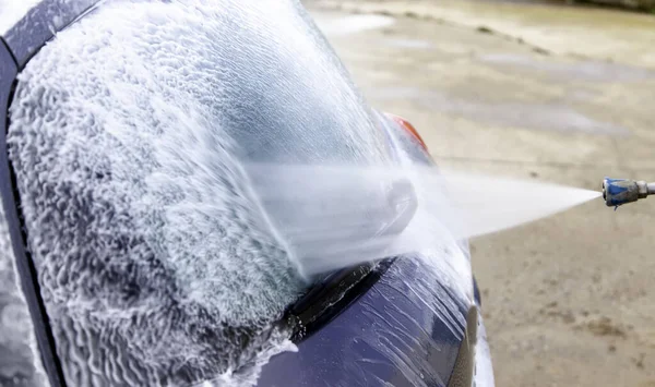 Mycie Samochodu Wężem Mydłem Warsztat Mechaniczny Konserwacja Pojazdów — Zdjęcie stockowe