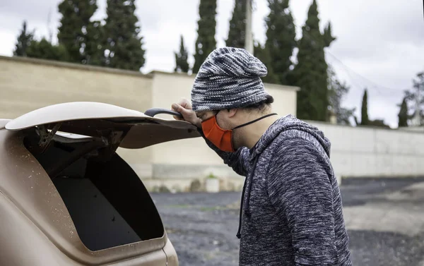 Homem Procura Lixo Crise Mundial Sem Abrigo Vagabundo — Fotografia de Stock