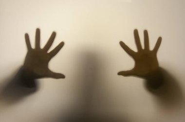 Camdaki kişinin gölgesi, aynanın arkasındaki insanlar.