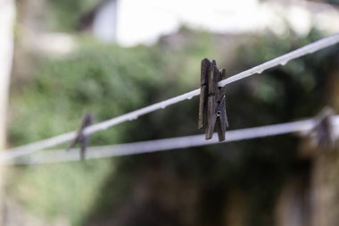 Boş ahşap mandallar ipe takılır, aksesuarlar takılır.