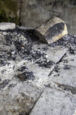 Kömür ateşindeki közler, barbekü ve yiyecek, enerji