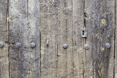 Ahşap kapıya, inşaat ve mimariye, dokulara kilit vurun