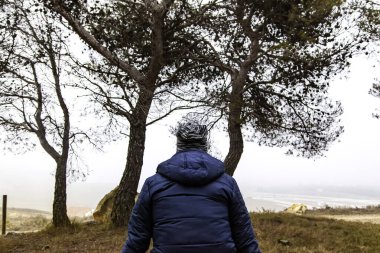 Ormanda sorunları, gençliği ve krizi olan kapüşonlu biri.