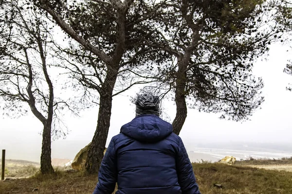 Ormanda sorunları, gençliği ve krizi olan kapüşonlu biri.
