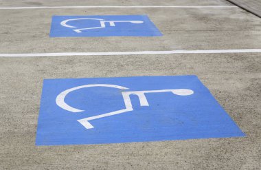 Engelli park levhası, trafik işaretleri