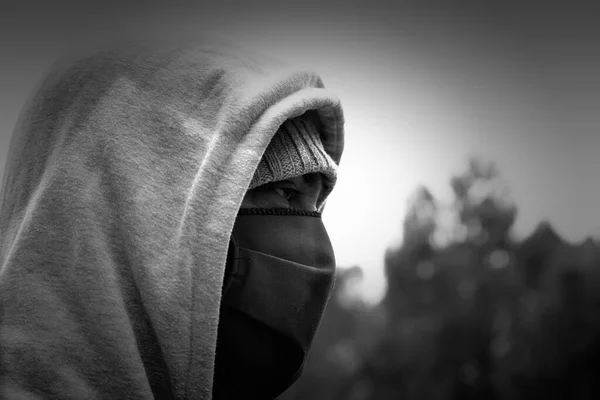 Giovane Gang Strada Con Maschera Nel Parco Problema Sociale — Foto Stock