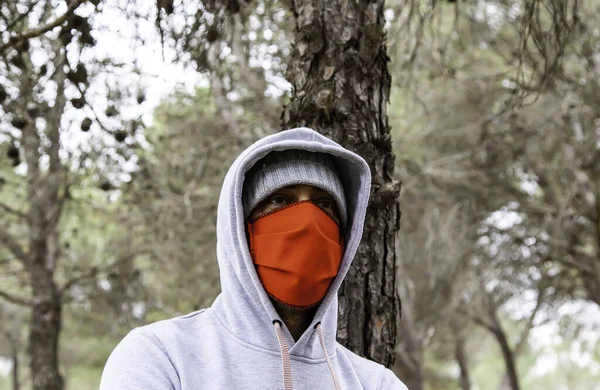 Mladý Pouliční Gang Maskou Parku Sociální Problém — Stock fotografie