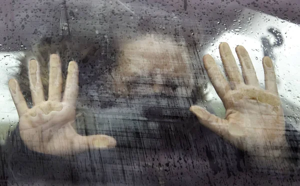 Kobieta Rękami Szklany Samochód Atakuje Sylwetka Osoba Zło — Zdjęcie stockowe