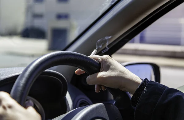 Araba Kullanırken Sigara Içmek Trafik Kuralları Araç — Stok fotoğraf