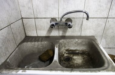 Barda kirli ve sağlıksız banyo, bakteri ve mikrop enfeksiyonu
