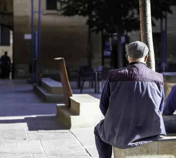 Uomo Anziano Seduto Sulla Panchina Riposo Pensionati Attivi Stile Vita — Foto Stock