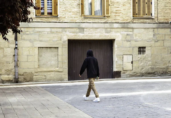 Jovem Com Capuz Andando Com Rua Urbana Estilo Vida Passeio — Fotografia de Stock