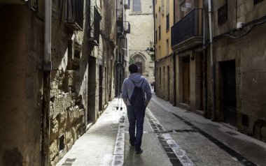 Kapüşonlu genç adam sokak, yaşam tarzı, gezinti güvertesi