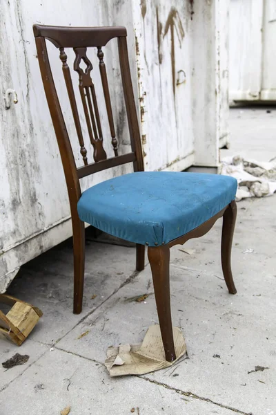 垃圾箱中的木制椅子 古董家具 清洁点 — 图库照片