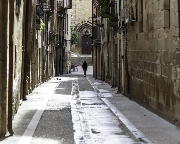 Hombre Joven Con Capucha Caminando Con Calle Urbana Estilo Vida —  Fotos de Stock