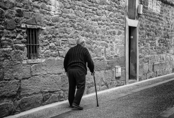 杖を持つ高齢者は 通りを歩いて 積極的な退職 ライフスタイル — ストック写真