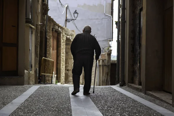 Anciano Con Bastón Caminando Por Calle Jubilación Activa Estilo Vida —  Fotos de Stock