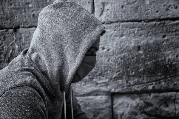 Unga Gatugäng Med Mask Parken Socialt Problem — Stockfoto