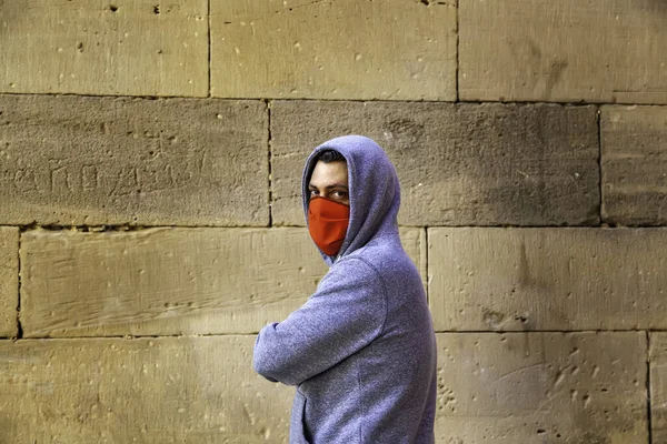 公園のマスクを持つ若いストリートギャング 社会問題 — ストック写真
