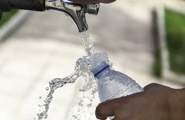 Waterfles Vullen Fontein Verfrissen Dorstig — Stockfoto